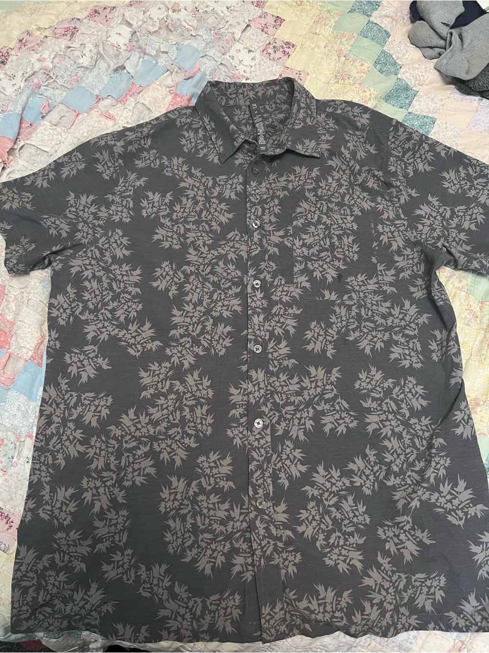 Vuori Men's Short-Sleeve Button-Up Shirt in Charcoal Gray Leaf Print